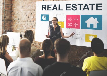 Team einer Hausverwaltung in einem Besprechungsraum