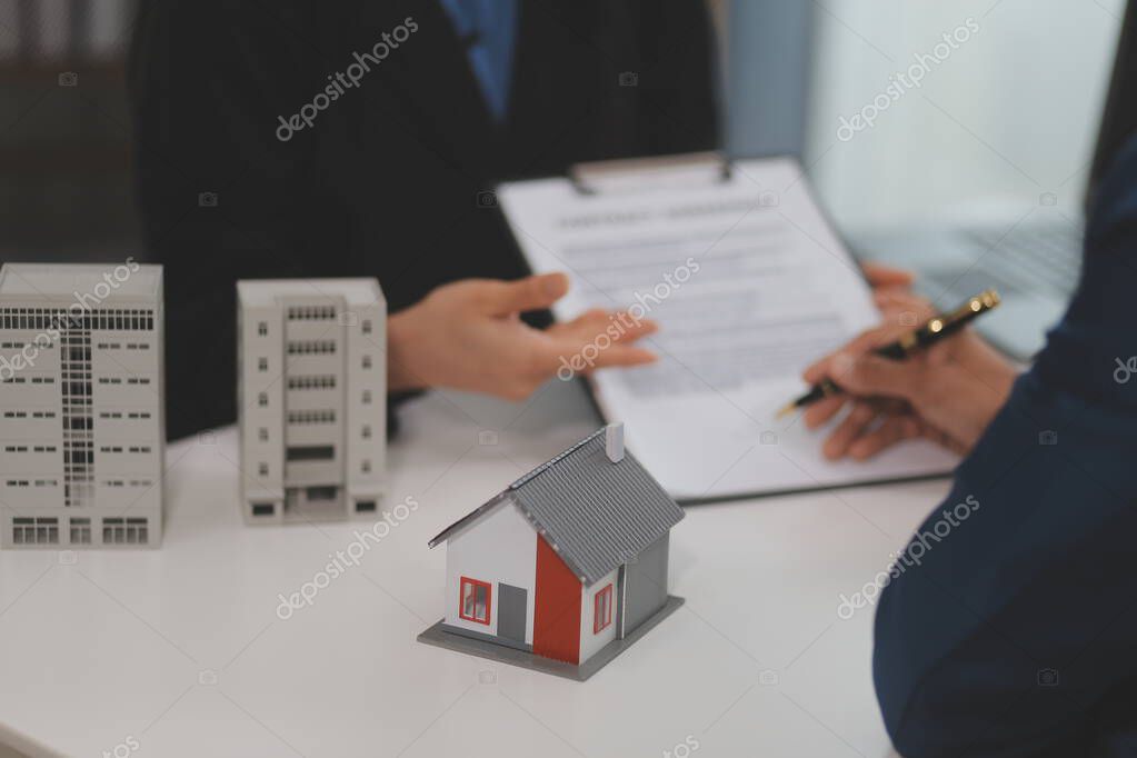 Verwalter bespricht Unterlagen mit einer Eigentümergemeinschaft